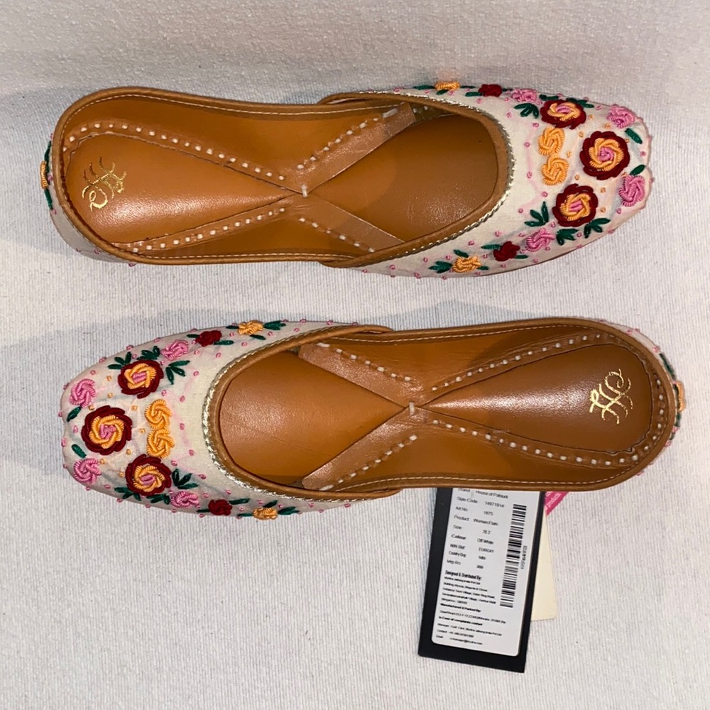House of Pataudi women’s white with embroidered flowers slip on flats size 41